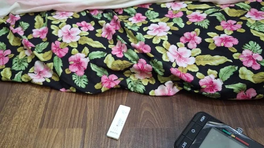 Peralatan pemeriksaan doktor semasa lawatan housecall di rumah pesakit