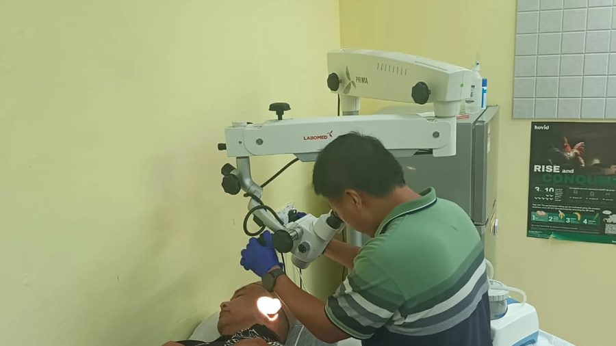 Pemeriksaan telinga menggunakan mikroskop ENT di Klinik Dr Mohd Ali Jengka